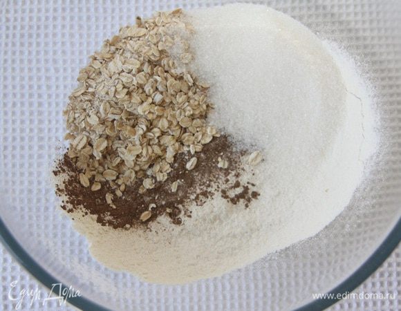 Просеять муку, соду, разрыхлитель, корицу. Добавить овсянку (у меня сухая каша из пакетиков) сахар и соль.