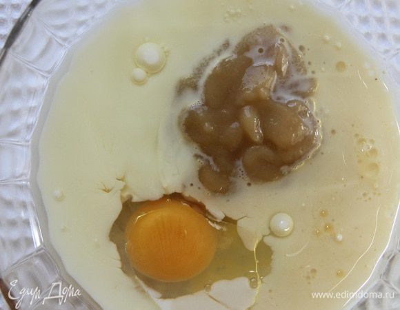 Соединить молоко, яйцо, яблочное пюре и масло.