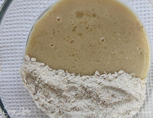 Соединить сухую смесь и жидкую.