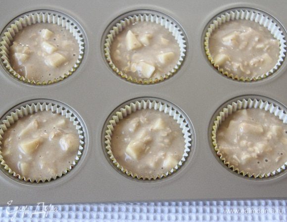 Тесто выложить в формочки.