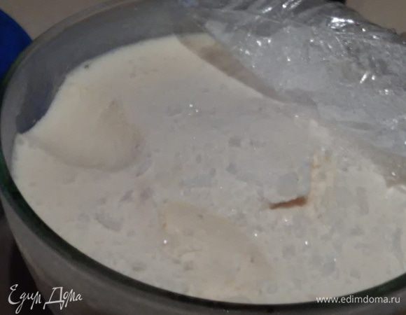 Сначала приготовила мусс. Если честно, то сперва я делала мороженое, но, когда вынула его из морозилки и попробовала, поняла, что это не мороженое, а мусс. Вот и решила добавить его в свой торт! Мусс получился со вкусом настоящего крем-брюле!