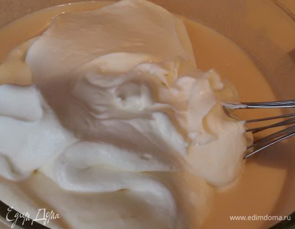 Для мусса замочила желатин в стакане охлажденной кипяченой воды. Действовала по инструкции на упаковке желатина. Вы подготовьте желатин соответствующим Вашему виду желатина способом. 
Взбила ряженку с половиной сахара. Несмотря на то, что ряженка у меня домашняя, очень густая, она при этом стала жидкой. Ввела прогретый до полного растворения желатин, снова взбила.
Охлажденные сливки взбила с оставшимся сахаром, соединила с ряженкой и снова взбила!
Получившееся, как я уже говорила, я сперва заморозила, потом пришлось прогревать, чтобы залить торт. На самом деле, надо просто отставить, можно в холодильник, но следить, чтобы не застыло, а то опять прогревать!