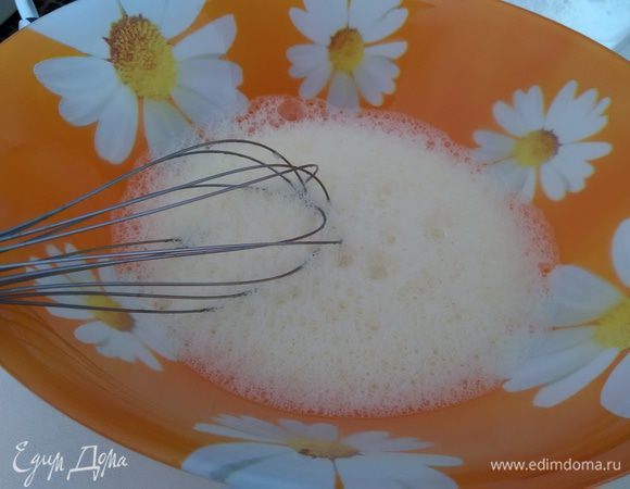 Для бисквита яйца взбила до пушистой пены.