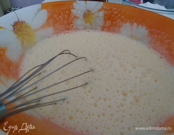 Добавила сахар и снова взбила до увеличения в объеме. Количество сахара можно уменьшить, бисквит получается очень сладкий!