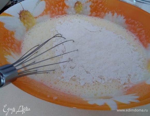 Добавила муку, просеянную с разрыхлителем и ванилином. Снова взбила.