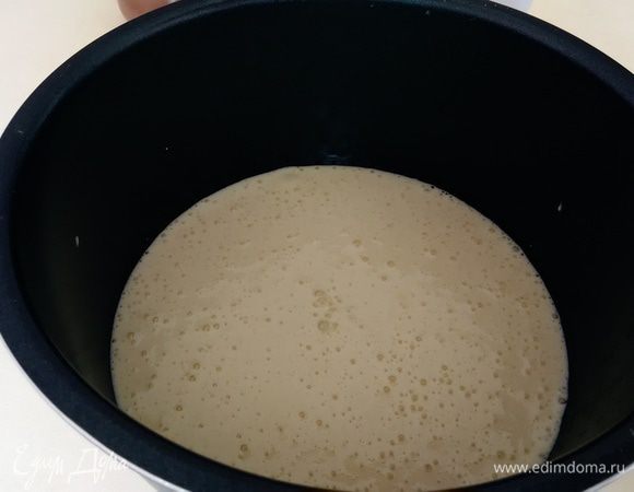 Вылила в чашу мультиварки, дно которой застелила пекарской бумагой. Поставила выпекать на 35 минут.