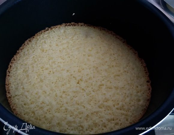 Большинство авторов на сайте указывают время приготовления бисквита в мультиварке 50-60 минут. Но у меня максимум 35, поэтому я волновалась, заглядывая в чашу по окончании процесса выпекания. Верх бисквита совсем не подрумянился, но проба на зубочистку дала добро!