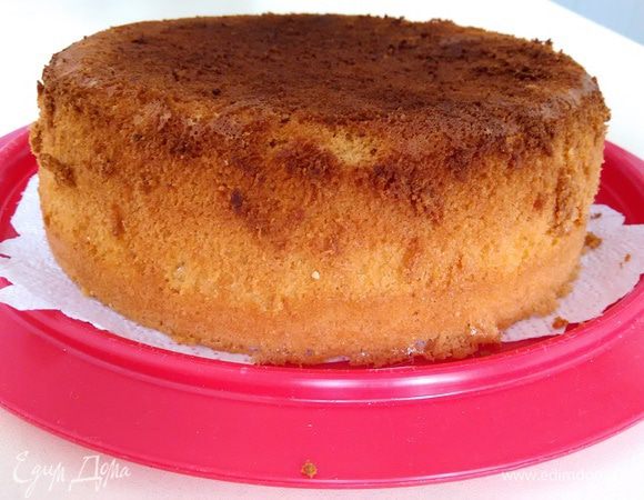 Более того, низ даже чуток пригорел, значит, можно выпекать и 30 минут. Вобщем, ориентируйтесь по своей мультиварке, видно, время у всех зависит от модели!
После полного остывания бисквит разрезала на два коржа.