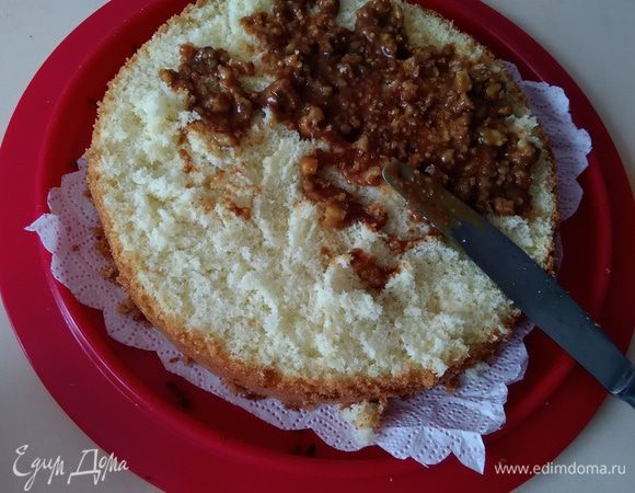 Оба коржа смазала со стороны среза карамелью.