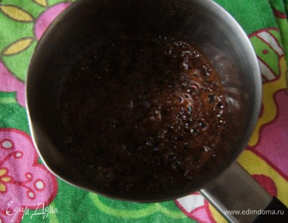 Сварить крепкий кофе привычным для вас способом. Процедить и охладить.