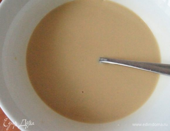 Смешать холодный кофе и сгущенку до однородности.