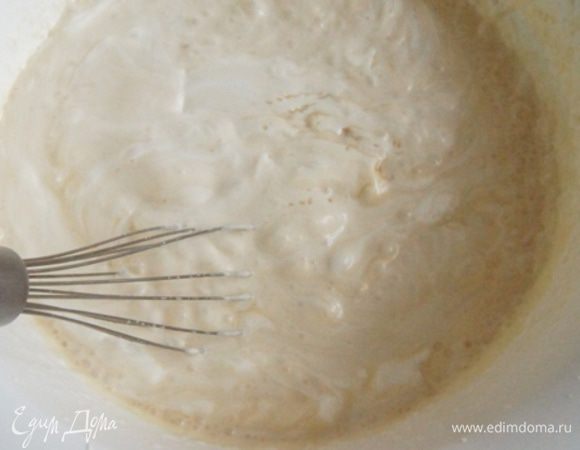 Хорошо охлажденные жирные сливки взбить в отдельной посуде, до крепких пиков. Теперь убавить скорость до минимальной и влить кофейную смесь. Увеличить снова скорость и взбить около 2 минут до пышной массы.