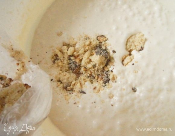 Печенье измельчите на крупные кусочки. Я брала печенье в шоколадной глазури, но это не принципиально, берите ваше любимое.
Аккуратно перемешайте лопаткой с мороженым.