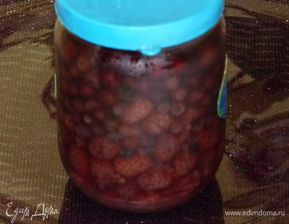 Накрыть крышкой и поставить в укромное место до Рождества... Затем процедить. Риздвянык готов к употреблению! Хочу сказать, что размер банок значения не имеет, главный принцип: ягоды до верху банки, а водки столько, что бы покрыла ягоды. Фото: Нашла прошлогоднюю баночку, забытую в холодильнике.