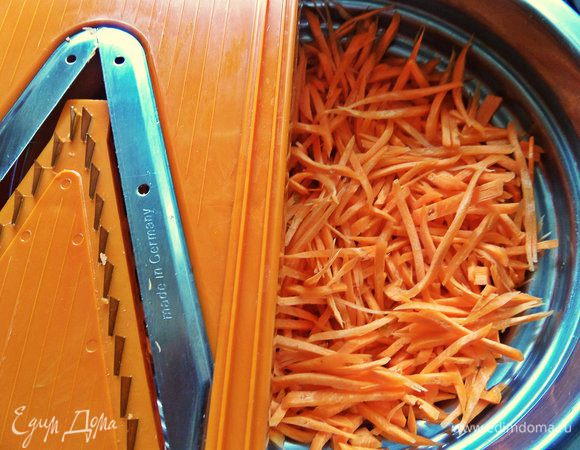 Морковь нашинковать на спец. терке для корейской моркови.