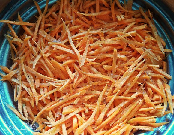 Посыпать крупной солью, пожать рукой и оставить на 30 минут. Потом встряхнуть лишнюю соль или промыть, кто не любит соленое.