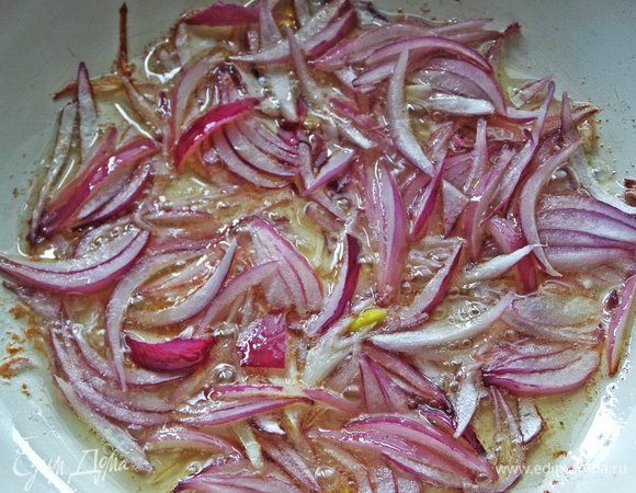 Обжарить лук в масле. 