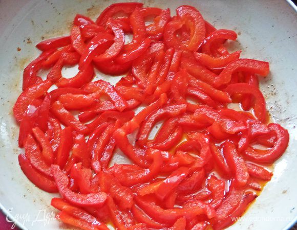 Немного потушить в сковороде после лука.