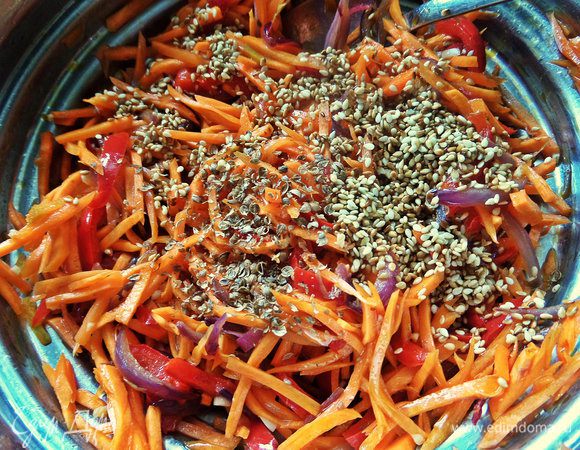 Толчем кориандр, кунжут обжариваем и высыпаем в салат.