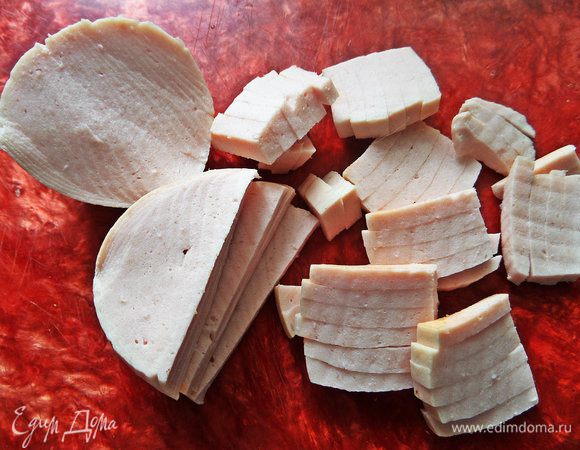 Докторскую колбасу нарезать на кружочки.