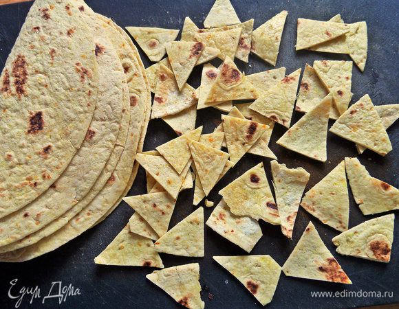 Тортилью или лаваш настричь на треугольники.
