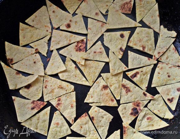 Разложить одним слоем в сухой сковороде.