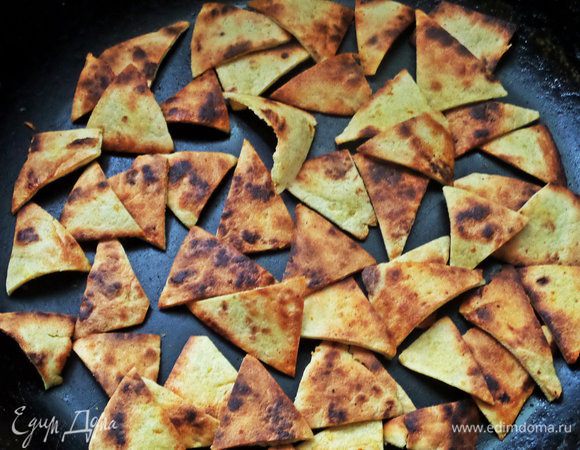 Обжарить снизу, перевернуть, выключить. Чипсы готовы!