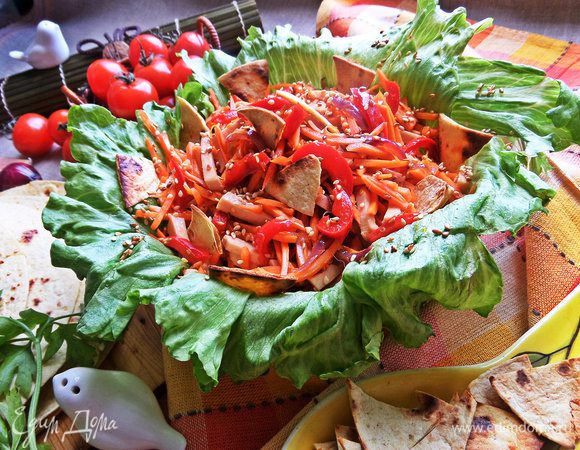 Перед подачей посыпаем чипсами и подаем салатик.