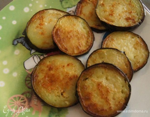 Баклажаны нарезать кружками, присолить и обжарить на растительном масле.