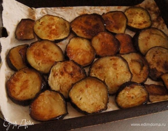 Лаваш разрезать на 3 части.
Форму смазать маслом, положить 1 лист лаваша. На него, обжаренные баклажаны.