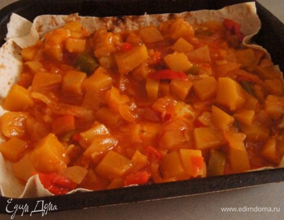 Следующий слой: лист лаваша, сверху распределите лечо. У меня маминого производства, лечо с кабачком.