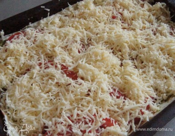 И последний штрих- посыпать тертым сыром. Запекать в разогретой до 200°С духовке в течении 20 минут.