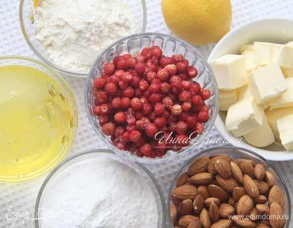 Понадобится: 210 г яичных белков (6 шт.), 100 г сахарной пудры, 160 г миндаля (или миндальной муки), 80 г муки в/с, 200 г сливочного масла, цедра 1 лимона, 160 г земляники (у меня свежая, но можно взять и замороженную).