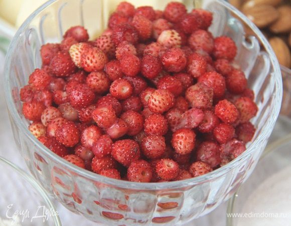 Землянику я помыла, но лучше, скорее всего, этого не делать — немного она раскисает от воды.