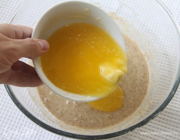 Добавить растопленное сливочное масло.