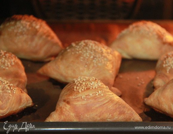 Очень рекомендую самсу от Марианы — очень удачный рецепт!
http://www.edimdoma.ru/retsepty/46240-samsa-sloenaya-mk-po-prigotovleniyu