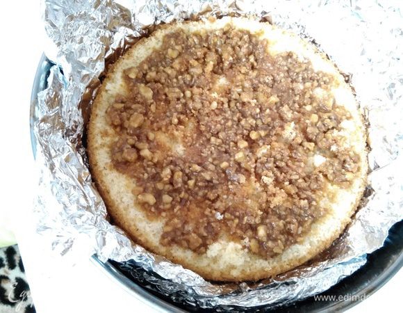 Нижний корж поместила в разъемную форму. Так как форма у меня больше чаши мультиварки, пришлось поколдовать с бортиком из фольги.