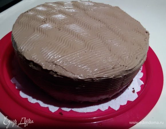 Крем банально простой, но один из самых вкусных и легких в оформлении! Масло надо вынуть заранее из холодильника, растереть. Затем по ложке добавлять сгущенку, сначала растирая, а потом и взбивая венчиком. У меня ушло чуть меньше, чем полбанки, надо следить по консистенции. Крем должен стать гладким и нежным, но не жидким! Впрочем, масляный крем тем и хорош, что при повторном охлаждении густеет! Можно так и оставить, но я решила придать соответствующий цвет и привкус, добавив натуральный карамельный колер. Часть основного крема предварительно отделила для украшения.