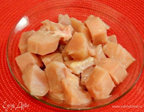 Куриное филе вымыть, обсушить, нарезать на средние кусочки.