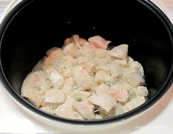 В чашу мультиварки влить растительное масло, выложить кусочки курицы. Включить программу «Выпечка» на 10 минут.