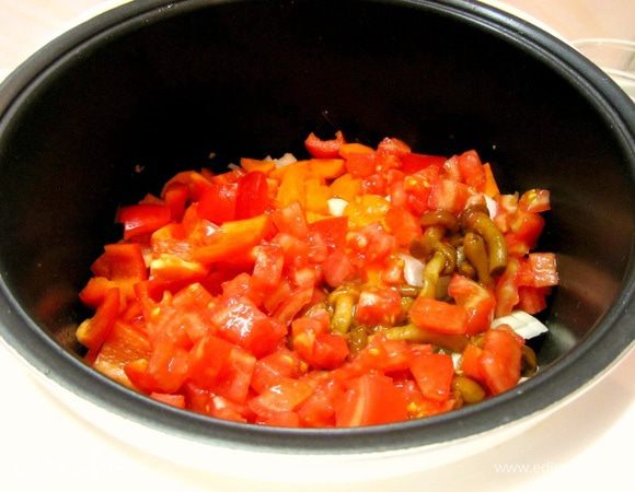 Затем — нарезанные помидоры.