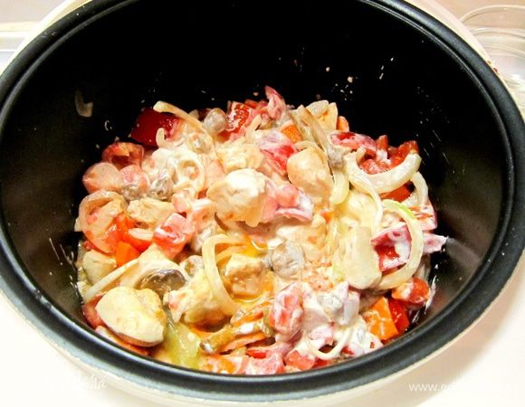 Добавить томатную пасту, сметану. Всыпать муку, посолить, поперчить.