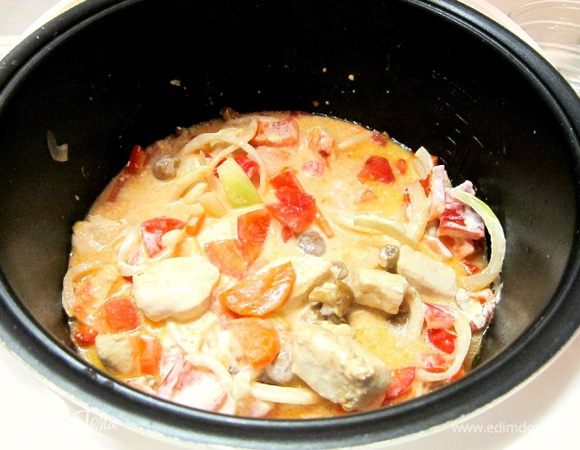 Влить 0,5 стакана бульона или воды. Можно еще добавить воду, все зависит от того, какой сочности помидоры.