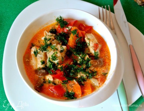 Добавить мелко нарезанную зелень укропа и зеленого лука, мелко нарезанный чеснок. Ароматная курочка готова!