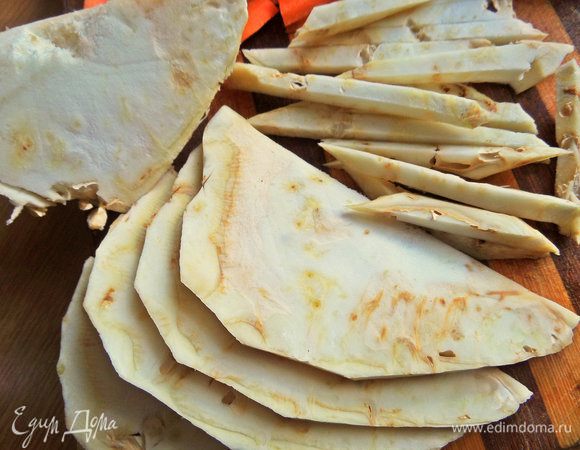 Корень сельдерея очищаем, моем, делим пополам.