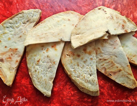 Затем нарежем на тонкие полукруги. Чем тоньше, тем вкуснее, потом будут прожаренные.