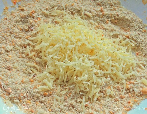 Для сырной панировки смешиваем сухари домашние с тертым сыром.