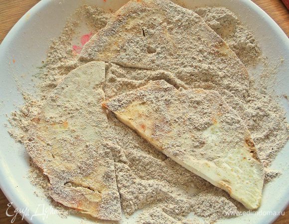 И обвалять в ней все ломтики.