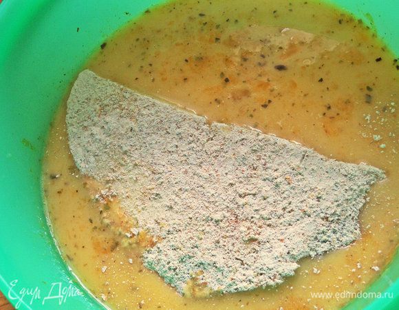 Затем обмакнуть в яичный кляр.