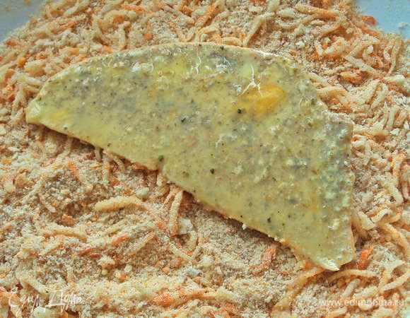 И, наконец, переносим в сырную панировку.